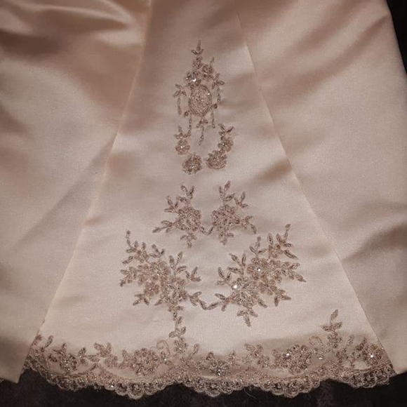 Wedding gown - Picture 4 of 8